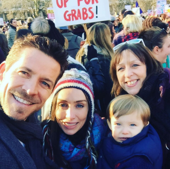 Sean Maguire, sa femme Tanya et leur fils Flynn à Londres en janvier 2017 lors d'une manifestation pour la parité hommes-femmes. Photo Instagram.
