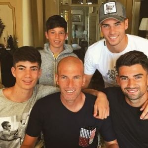 Zinedine Zidane entouré de ses quatre fils (Theo, Elyaz, Luca et Enzo) pour son 45e anniversaire célébré en Grèce. Photo publiée sur Instagram en juin 2017.