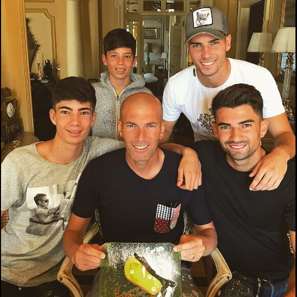 Zinedine Zidane entouré de ses quatre fils (Theo, Elyaz, Luca et Enzo) pour son 45e anniversaire célébré en Grèce. Photo publiée sur Instagram en juin 2017.