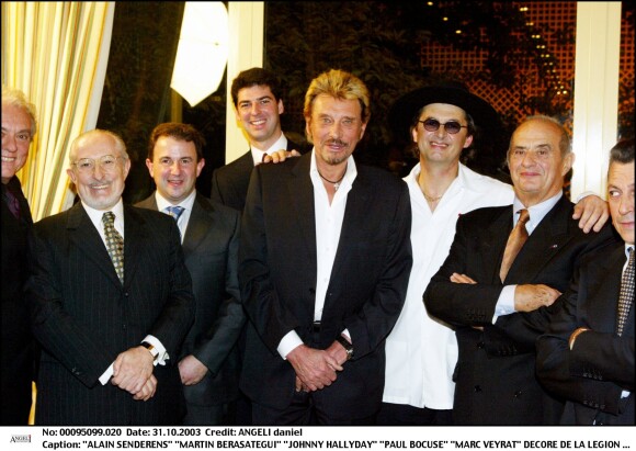Alain Senderens, Martin Berasategui, Johnny Hallyday, Paul Bocuse, Marc Veyrat à l'hôtel Bristol à Paris en octobre 2003