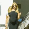 Exclusif - Rosie Huntington-Whiteley enceinte se balade avec sa mère Fiona et sa belle-mère Eileen Yates Statham dans les rues de Beverly Hills, le 22 mai 2017