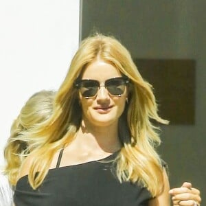 Exclusif - Rosie Huntington-Whiteley enceinte se balade avec sa mère Fiona et sa belle-mère Eileen Yates Statham dans les rues de Beverly Hills, le 22 mai 2017