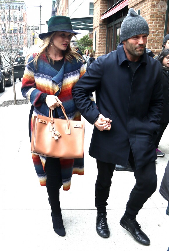 Jason Statham et sa femme Rosie Huntington-Whiteley enceinte se baladent à New York, le 7 avril 2017