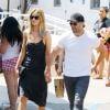 Jason Statham et sa fiancée Rosie Huntington-Whiteley vont prendre un petit déjeuner en famille à Malibu le 31 juillet 2016.