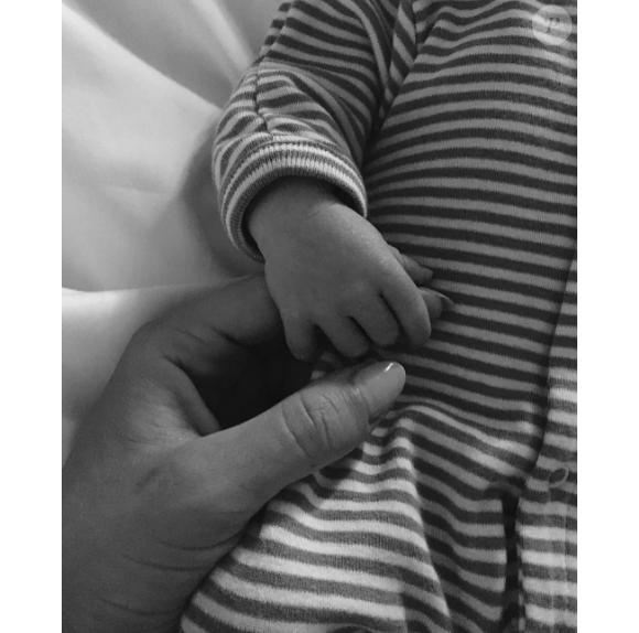 Rosie Huntington-Whiteley présente son fils Jack, fruit de son amour avec Jason Statham. Photo publiée sur Instagram le 28 juin 2017