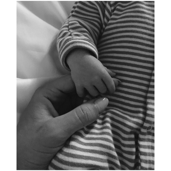 Rosie Huntington-Whiteley présente son fils Jack, fruit de son amour avec Jason Statham. Photo publiée sur Instagram le 28 juin 2017