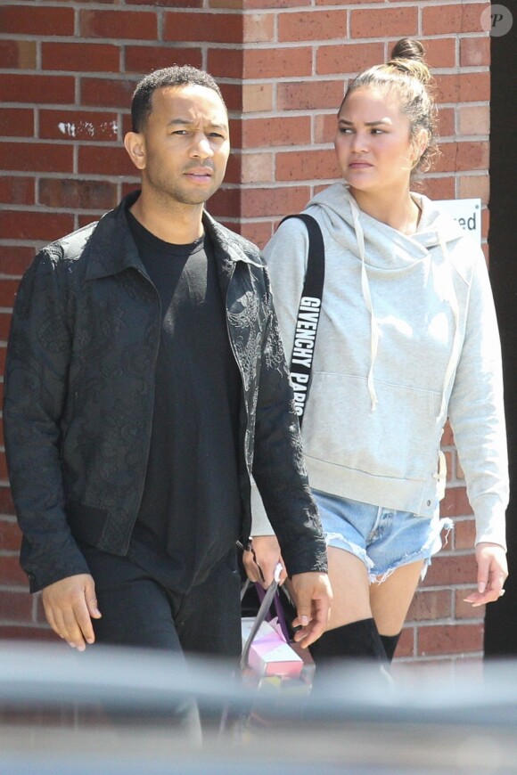 John Legend et sa femme Chrissy Teigen font du shopping à Boston avant un concert le 19 juin 2017.