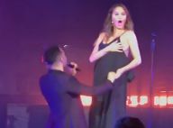 Chrissy Teigen, sein à l'air sur scène avec John Legend... La vidéo hilarante