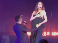 Chrissy Teigen, sein à l'air sur scène avec John Legend... La vidéo hilarante