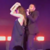 John Legend et sa femme Chrissy Teigen sur la scène de son concert au Madison Square Garden à New York le 27 juin 2017.