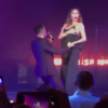 John Legend et sa femme Chrissy Teigen sur la scène de son concert au Madison Square Garden à New York le 27 juin 2017.
