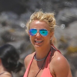 Exclusif - Britney Spears profite d'une belle journée ensoleillée avec sa mère Lynne Spears sur une plage à Kauai à Hawaii, le 13 avril 2017