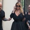 Mariah Carey fait semblant d'être au téléphone et manque de tomber alors qu'elle arrive chez Louboutin à Paris, le 23 juin 2017.