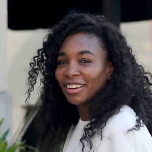 Exclusif - Venus Williams est aperçue discutant avec une amie dans les rues de La Nouvelle-Orléans en Louisiane. La joueuse de tennis était en ville pour le mariage de sa soeur S.Williams, le 17 novembre 2017.  Exclusive - Venus Williams steps out in New Orleans after her sisters Serena Williams wedding yesterday, to chat with a friend. 17th november 2017.17/11/2017 - La Nouvelle-Orléans