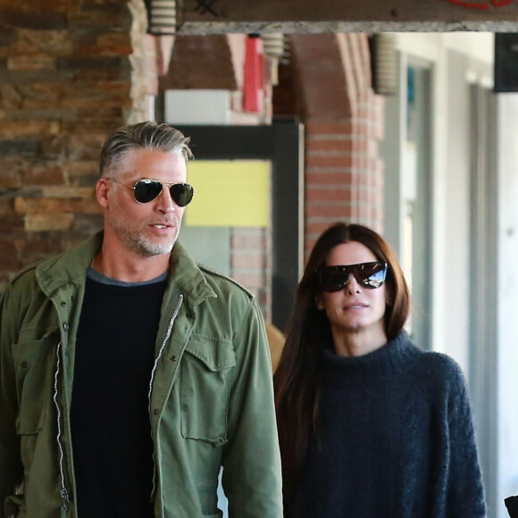 Exclusif - Sandra Bullock fait du shopping avec son nouveau compagnon Bryan Randall dans les rues de Jackson à Wyoming, le 31 mars 2017