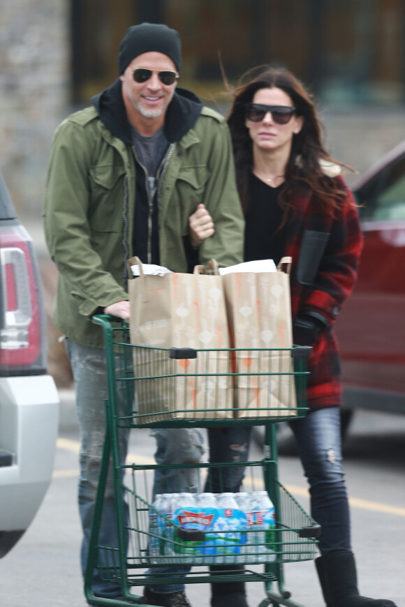 Exclusif - Sandra Bullock fait du shopping avec son nouveau compagnon Bryan Randall à Jackson à Wyoming, le 31 mars 2017