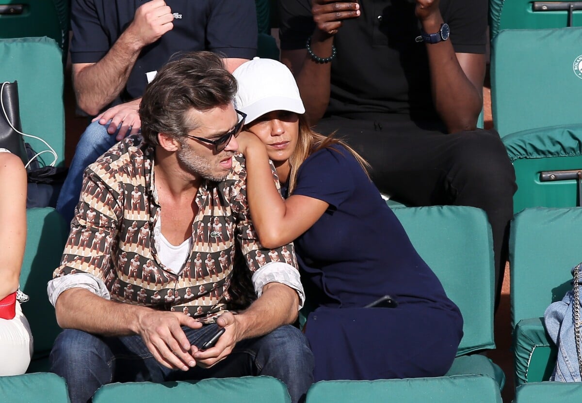 Photo : Alice Belaïdi et son compagnon Gianni Giardinelli dans les tribunes  des Internationaux de Tennis de Roland Garros à Paris le 8 juin 2017 ©  Cyril Moreau-Dominique Jacovides/Bestimage - Purepeople