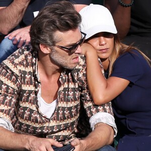 Alice Belaïdi et son compagnon Gianni Giardinelli dans les tribunes des Internationaux de Tennis de Roland Garros à Paris le 8 juin 2017 © Cyril Moreau-Dominique Jacovides/Bestimage