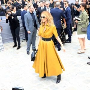 Céline Dion quitte l'hôtel Royal Monceau et se rend à l'Hôtel des Invalides, pour assister au défilé Christian Dior. Paris, le 3 juillet 2017.