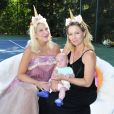  Tori Spelling fête le 9e anniversaire de sa fille Stella, sur le thème licorne, à Los Angeles, le 1er juillet 2017. Avec Jennie Garth. 