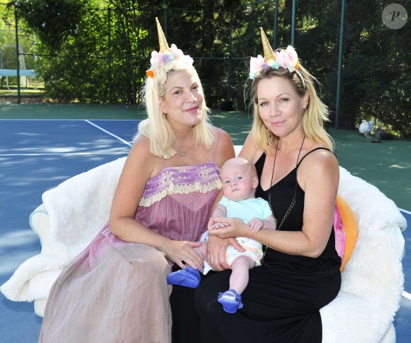 Tori Spelling fête le 9e anniversaire de sa fille Stella, sur le thème licorne, à Los Angeles, le 1er juillet 2017. Avec Jennie Garth.