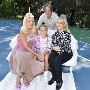 Tori Spelling fête le 9e anniversaire de sa fille Stella, sur le thème licorne, à Los Angeles, le 1er juillet 2017. Avec sa mère Candy et son frère Randy.