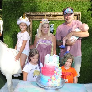 Tori Spelling fête le 9e anniversaire de sa fille Stella, sur le thème licorne, à Los Angeles, le 1er juillet 2017. Ici avec son mari Dean et leurs enfants.