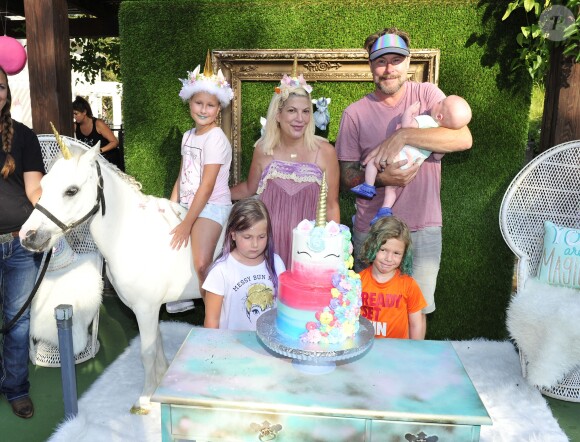 Tori Spelling fête le 9e anniversaire de sa fille Stella, sur le thème licorne, à Los Angeles, le 1er juillet 2017. Ici avec son mari Dean et leurs enfants.