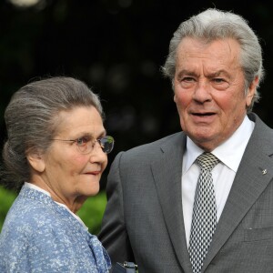 





Simone Veil et Alain Delon lors de la visite d'Aung Suu Kyi dans les jardins du Quai d'Orsay à Paris le 27 juin 2012





