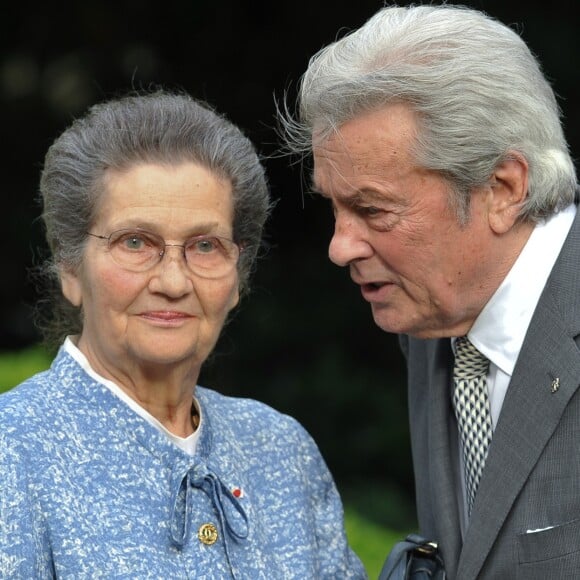 Simone Veil et Alain Delon lors de la visite d'Aung Suu Kyi dans les jardins du Quai d'Orsay à Paris le 27 juin 2012