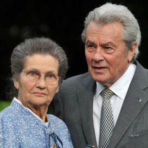 Simone Veil et Alain Delon lors de la visite d'Aung Suu Kyi dans les jardins du Quai d'Orsay à Paris le 27 juin 2012