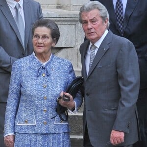 Simone Veil et Alain Delon lors de la visite d'Aung Suu Kyi dans les jardins du Quai d'Orsay à Paris le 27 juin 2012