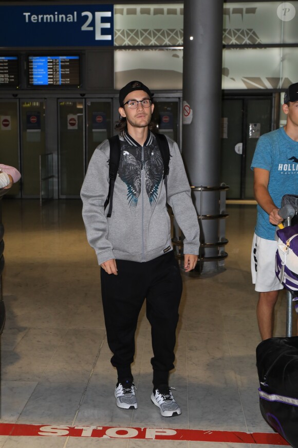 René-Charles Angélil arrive avec des amis à l'aéroport de Paris-Charles-de-Gaulle,le 1er juillet 2017.