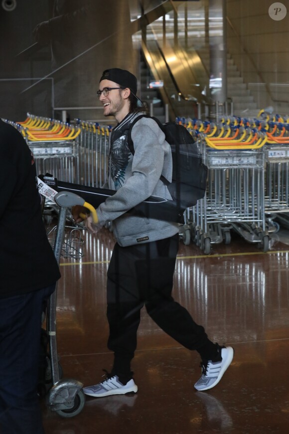 René-Charles Angélil arrive avec des amis à l'aéroport de Paris-Charles-de-Gaulle,le 1er juillet 2017.