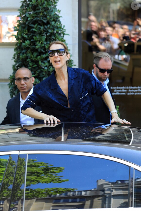 Céline Dion quitte l'hôtel Royal Monceau à Paris le 4 juillet 2017.