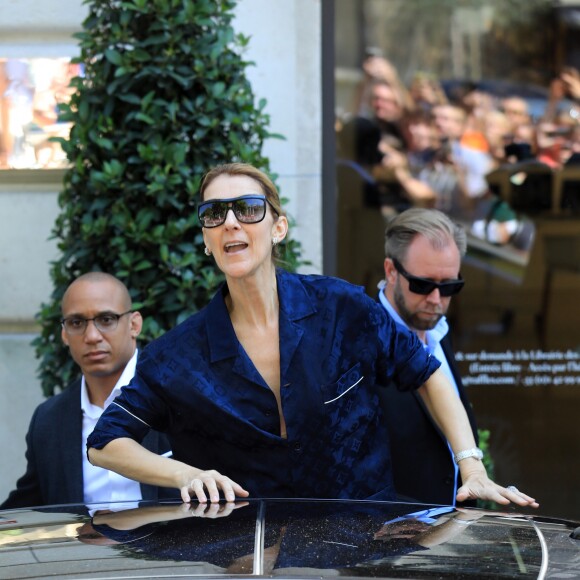 Céline Dion quitte l'hôtel Royal Monceau à Paris le 4 juillet 2017.