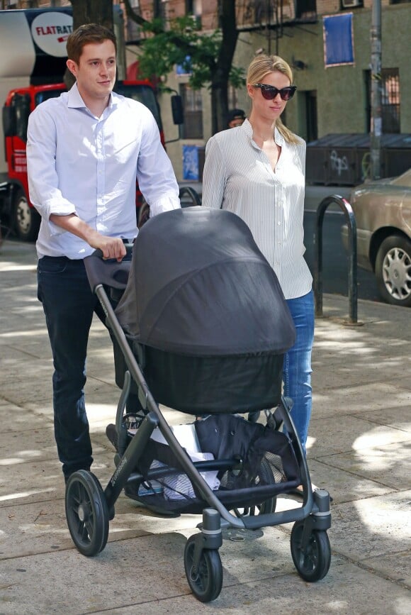 Les jeunes parents Nicky Hilton, son mari James Rothschild et leur fille Lily-Grace se promènent à New York, le 11 juillet 2016, quelques jours après la naissance de leur bébé
