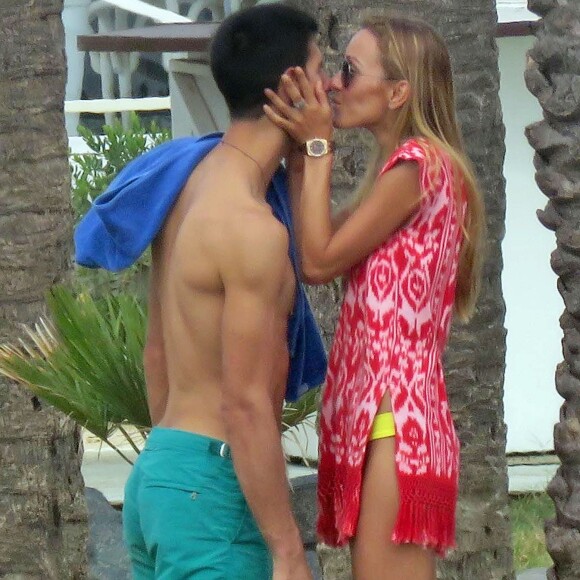 Semi-exclusive - Novak Djokovic, sa femme Jelena et leur fils Stefan en vacances à Marbella en Espagne le 20 octobre 2016.