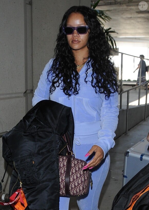 Rihanna prend un vol à l'aéroport LAX de Los Angeles, le 24 juin 2017.