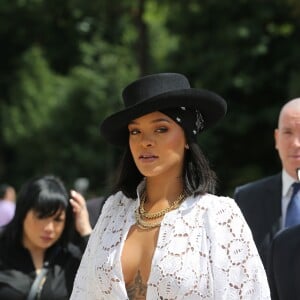 La chanteuse Rihanna (habillée en Dior) assiste à la remise des prix LVMH Prize Young Fashion Designer 2017 à la Fondation Vuitton à Paris le 16 juin 2017.