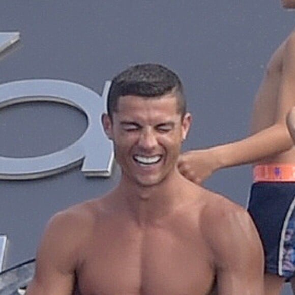 Cristiano Ronaldo en vacances avec sa compagne Georgina Rodriguez à Formentera. Le 8 juillet 2017.
