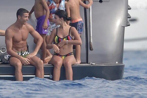 Cristiano Ronaldo en vacances avec sa compagne Georgina Rodriguez à Formentera. Le 8 juillet 2017.
