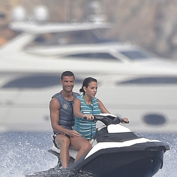 Cristiano Ronaldo en vacances avec sa compagne Georgina Rodriguez à Formentera. Le 8 juillet 2017.