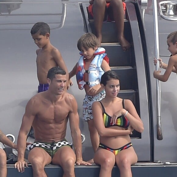 Cristiano Ronaldo en vacances avec sa compagne Georgina Rodriguez à Formentera. Le 8 juillet 2017.