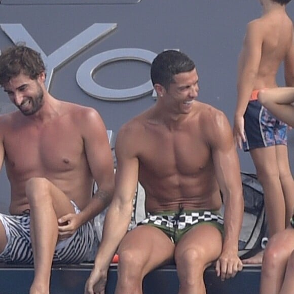 Cristiano Ronaldo en vacances avec sa compagne Georgina Rodriguez à Formentera. Le 8 juillet 2017.