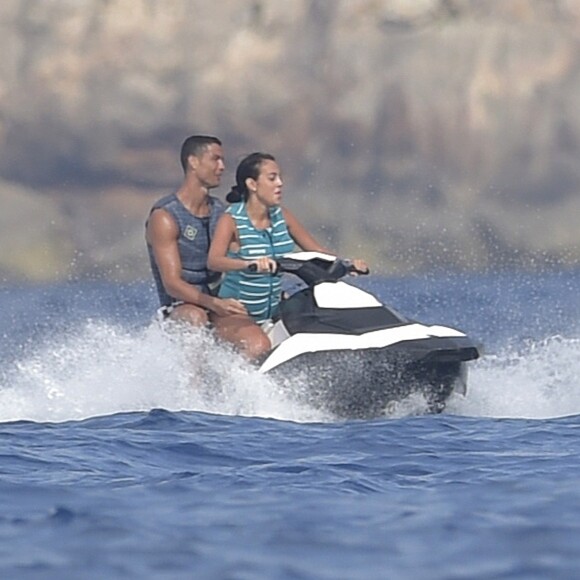 Cristiano Ronaldo en vacances avec sa compagne Georgina Rodriguez à Formentera. Le 8 juillet 2017.