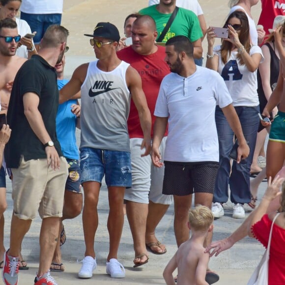 Cristiano Ronaldo en vacances avec sa compagne Georgina Rodriguez à Formentera. Le 8 juillet 2017.