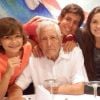 Esteban pose avec son grad-père. Il a annoncé sa mort le 9 juillet 2017 sur Instagram