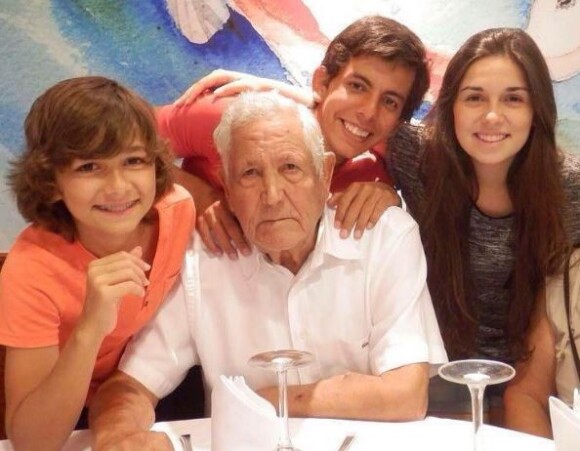 Esteban pose avec son grad-père. Il a annoncé sa mort le 9 juillet 2017 sur Instagram
