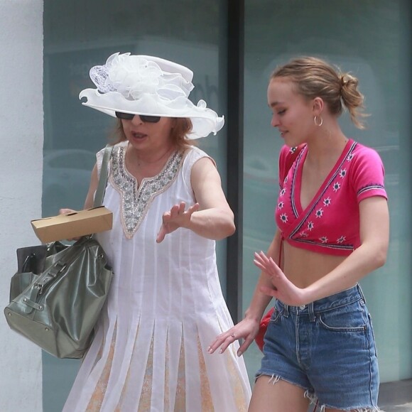 Exclusif - Lily-Rose Depp se balade à Los Angeles, le 9 juillet 2017.